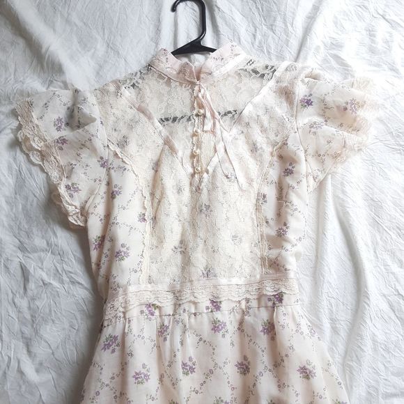 Vintage 1970's Cream and purple Floral Print Maxi Dress, High Neck Lace Floral - Picture 6 of 12
